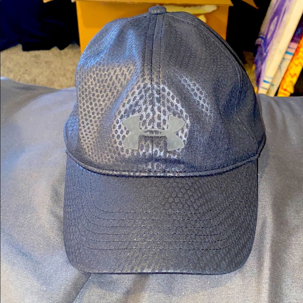 Under Armor Black cute hat with pony tail hole